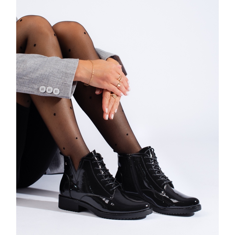Lakierowane czarne botki wiązane Vinceza 2