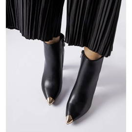 Czarne botki z metalowym czubkiem Sacra 1