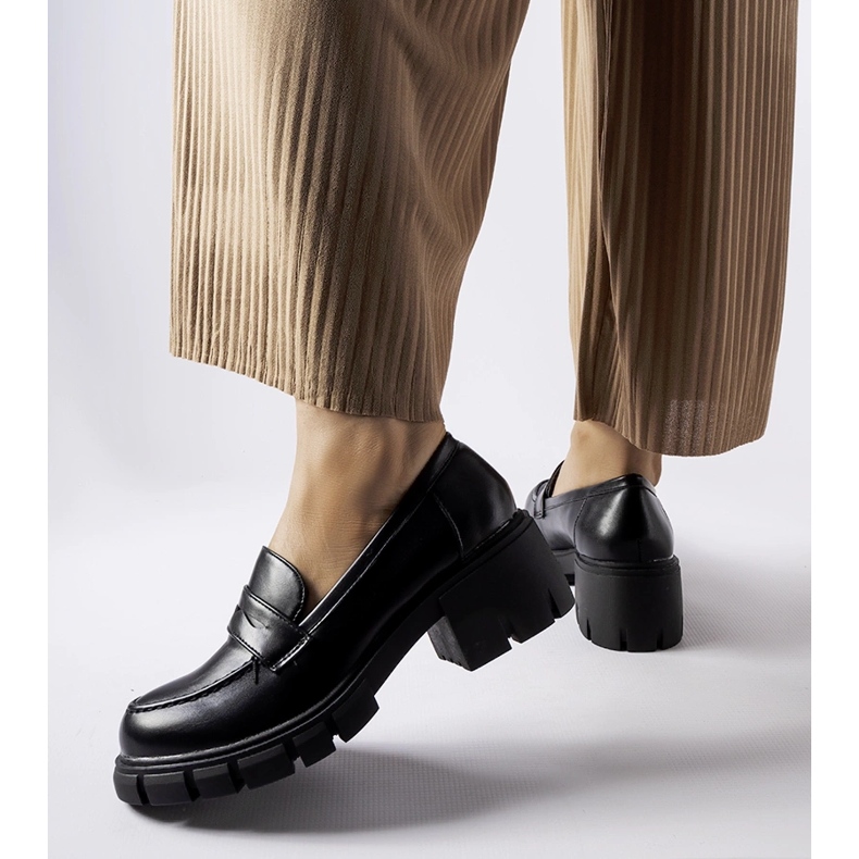 Czarne klasyczne mokasyny na klocku Dina 1