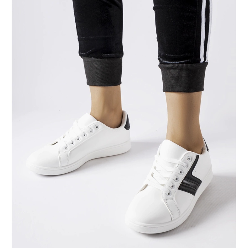 Białe sneakersy z czarnymi wstawkami Rizzo 1