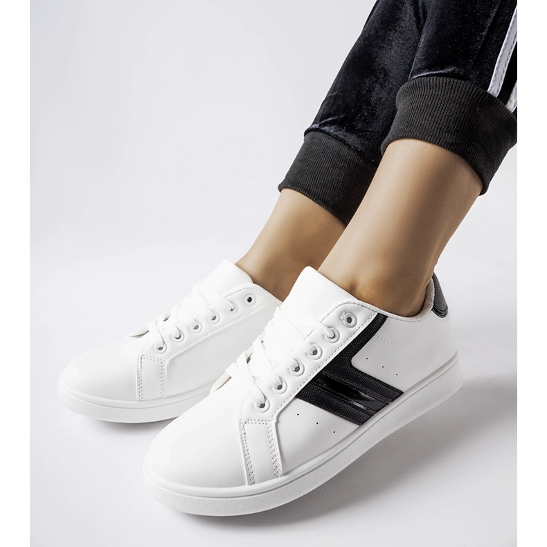 Białe sneakersy z czarnymi wstawkami Rizzo 2