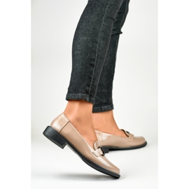 Lakierowane beżowe półbuty damskie czarne 1