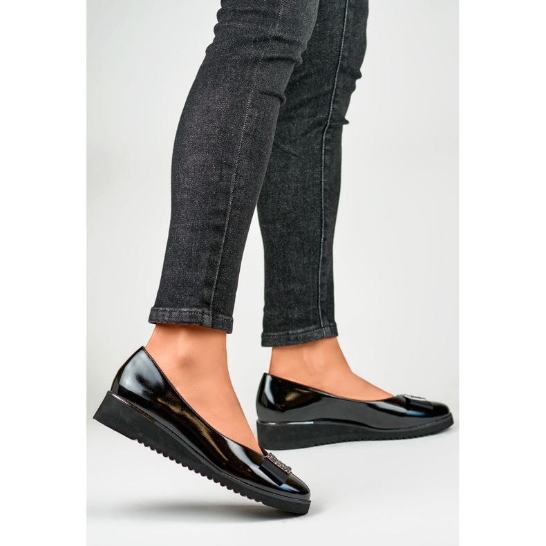 Czarne lakierowane czółenka na niskiej koturnie 1