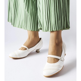 Białe czółenka na niskim słupku Sant'Antonio 1