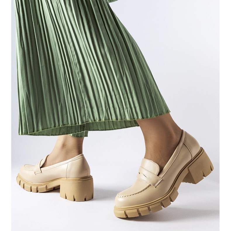 Beżowe klasyczne mokasyny na klocku Dina beżowy 1