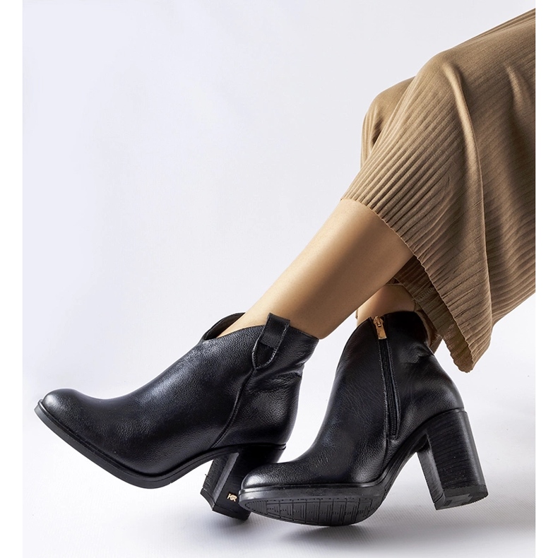 Czarne skórzane ocieplane botki Karino 1