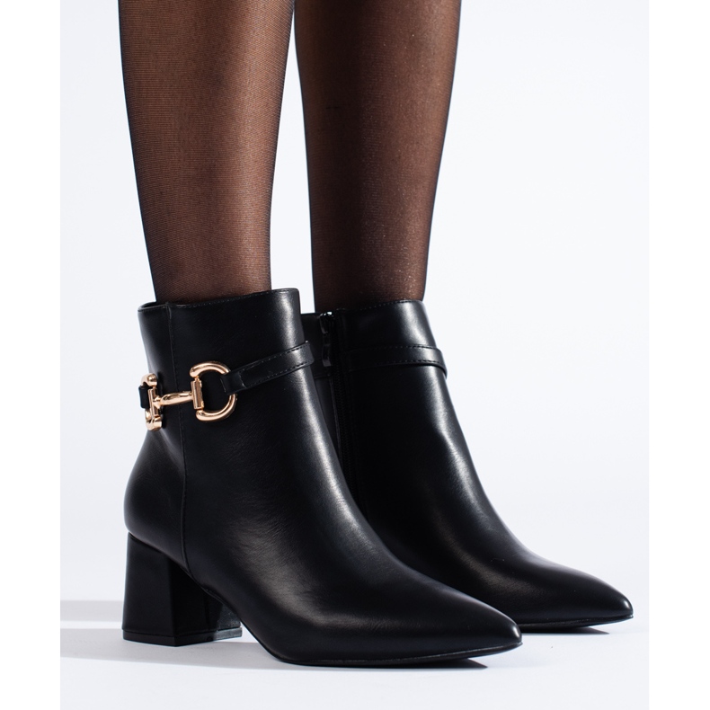 Czarne botki na słupku z klamrą Shelovet 1