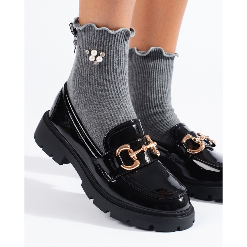 Lakierowane czarne mokasyny ze złotą klamrą Shelovet 2