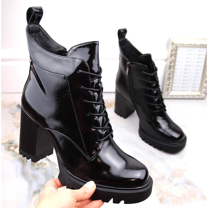 Lakierowane botki damskie na słupku ocieplane czarne  S.Barski 1