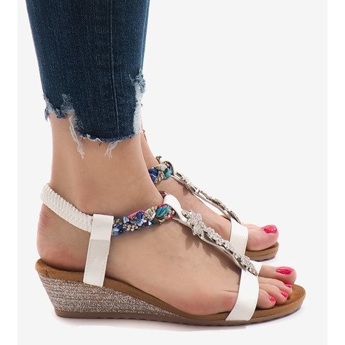 Białe sandały koturny z gumką B133-2 1