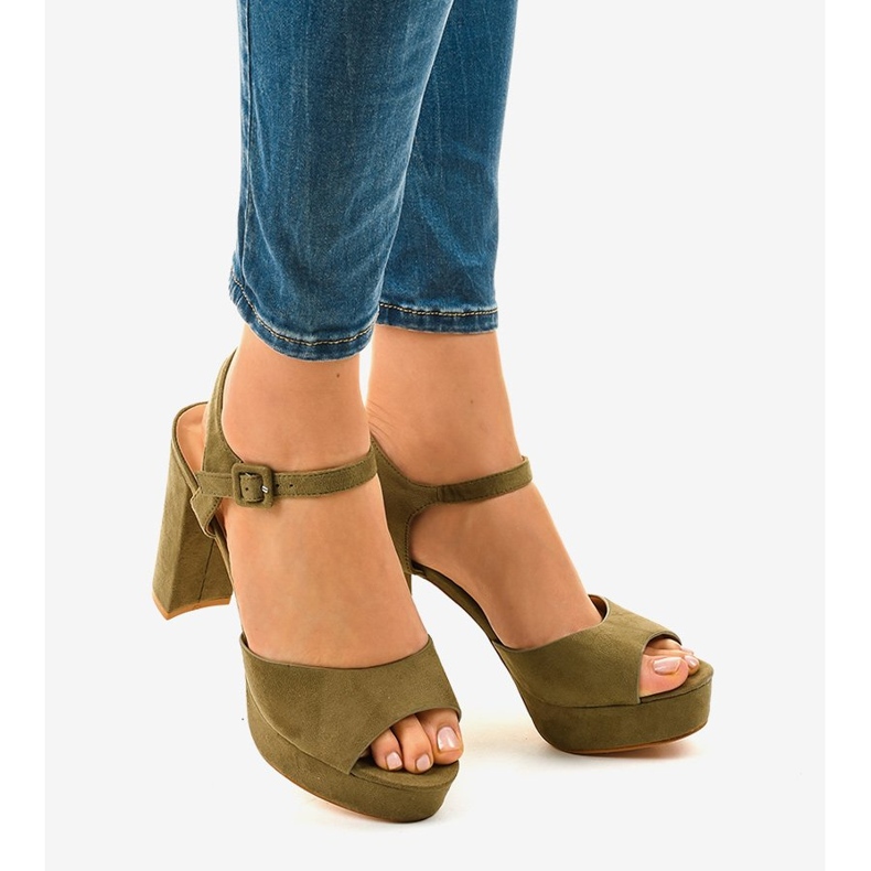 Zielone sandały na słupku zamsz AT-0660-L 1