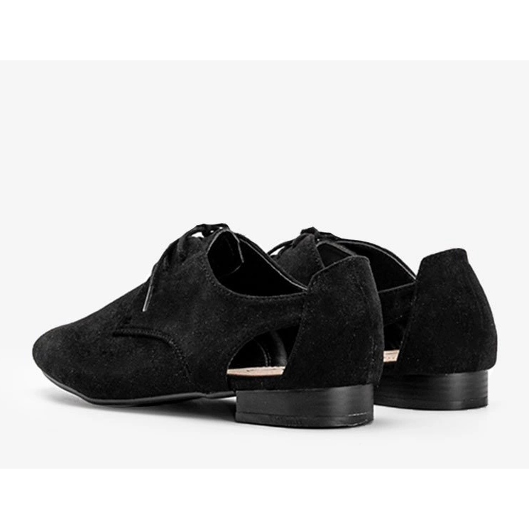 Czarne błyszczące półbuty z wycięciami Dorothy 1