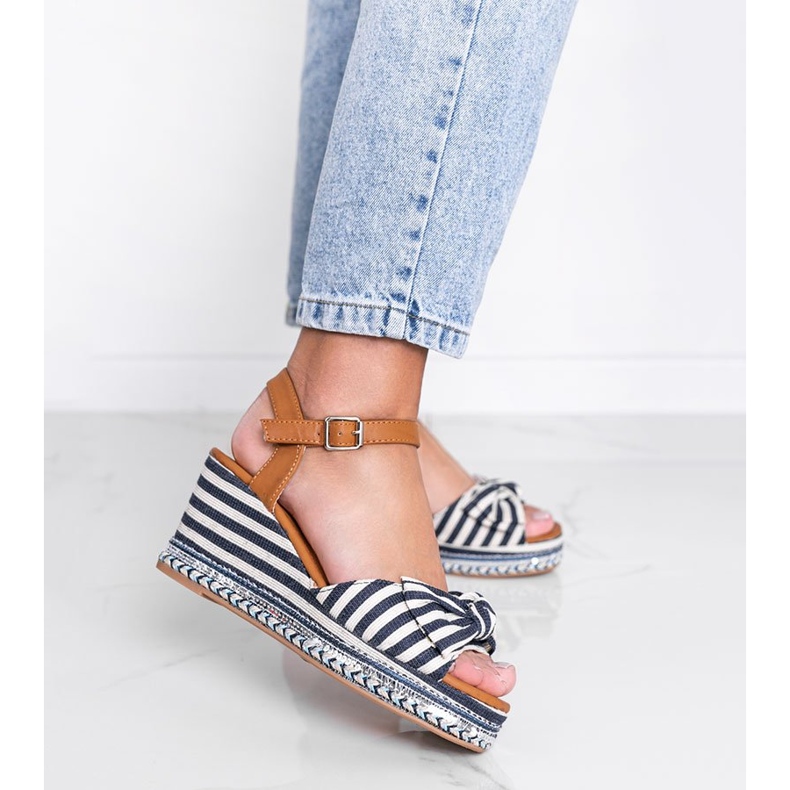 Niebiesko białe sandały na koturnie Dulce niebieskie 1