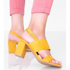 Musztardowe sandały na słupku Lil Sweetie żółte 2