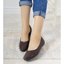 Brązowe lakierowane baleriny w motywie skóry krokodyla Mozzare różowe 1