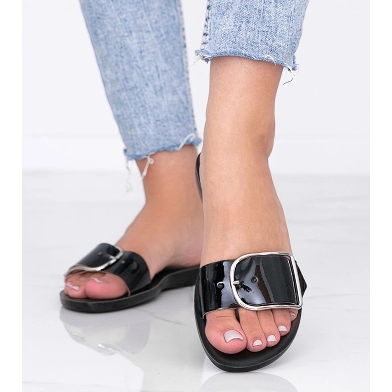 Czarne klapki lakierowane Laura 1