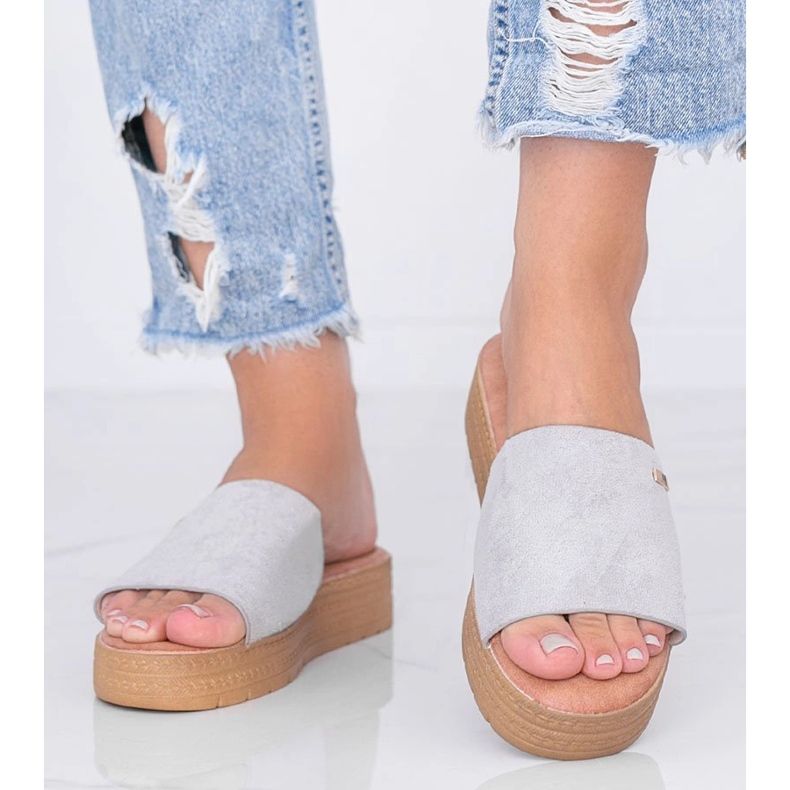 Szare klapki na platformie 1