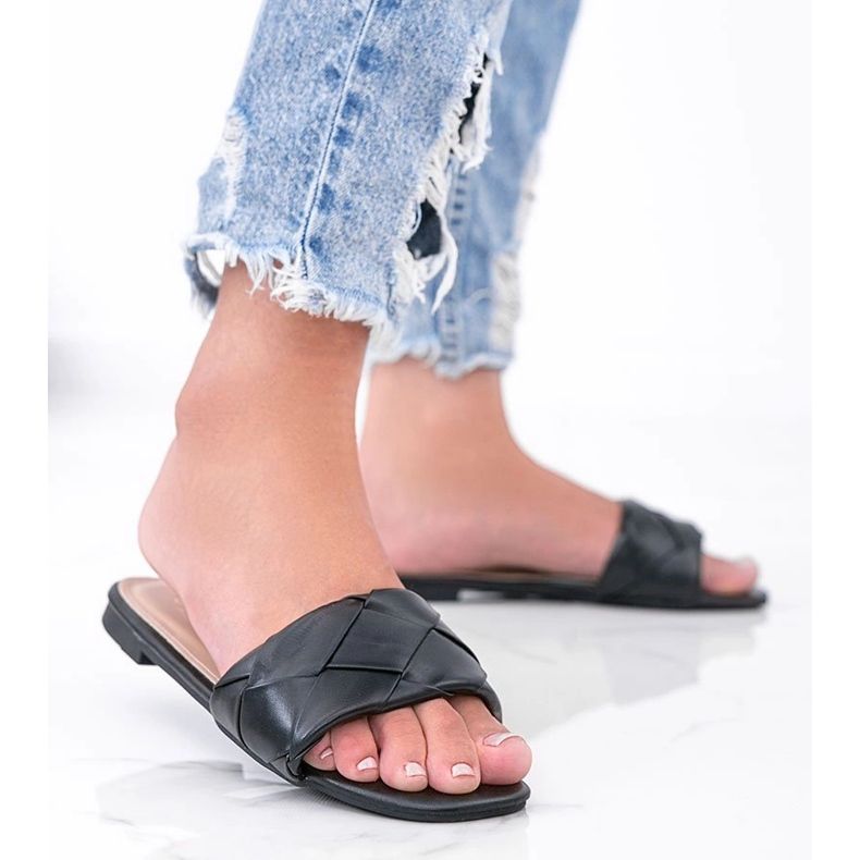 Czarne klapki z plecioną cholewką Iren 1