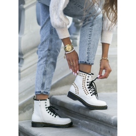 Białe workery z ćwiekami Marten 1