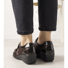 Brązowe półbuty na niskiej koturnie Tiffy 1