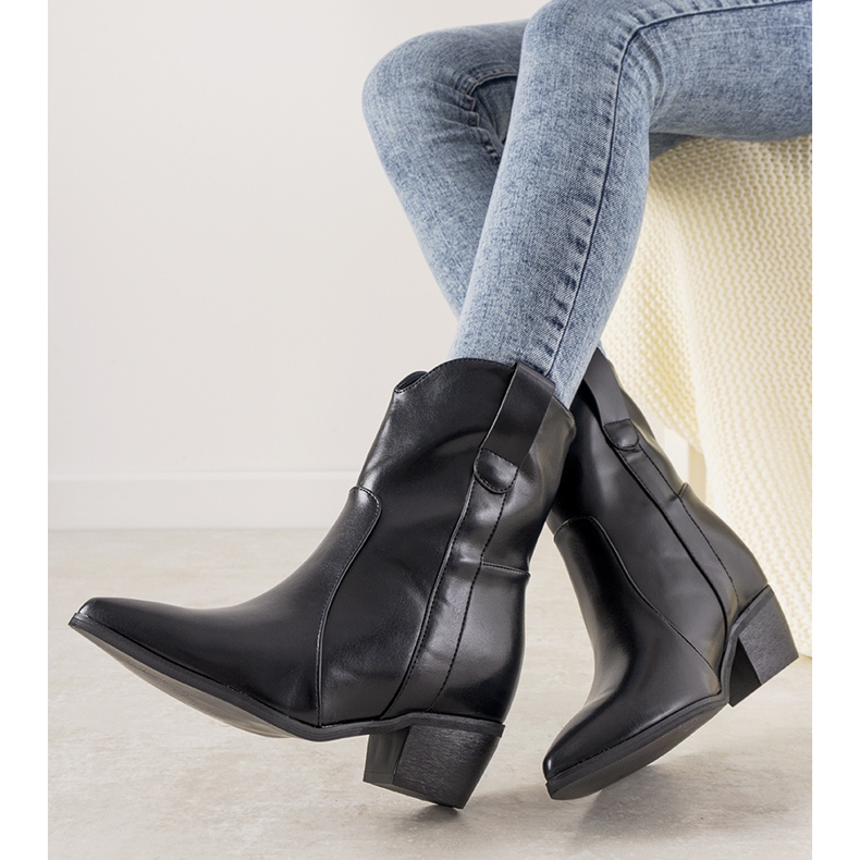 Czarne kowbojki wsuwane na słupku Perlage 1