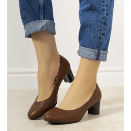 Brązowe czółenka na słupku 1