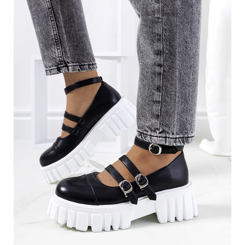 Czarne półbuty na traktorowej podeszwie Jonell 1