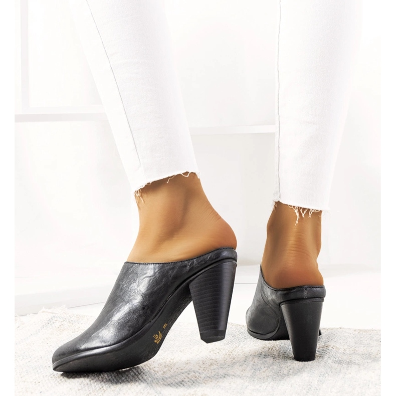 Czarne klapki na słupku Plotkin 2