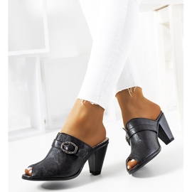 Czarne klapki na słupku Lucinda 1