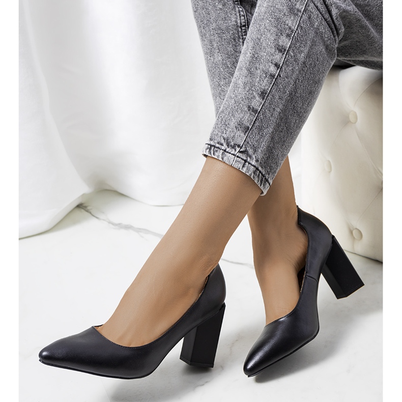 Czarne czółenka na słupku Kruis 1