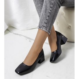 Czarne czółenka na słupku Hanae 1