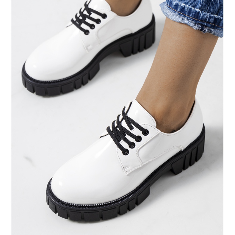 Białe lakierowane półbuty Eileen 1