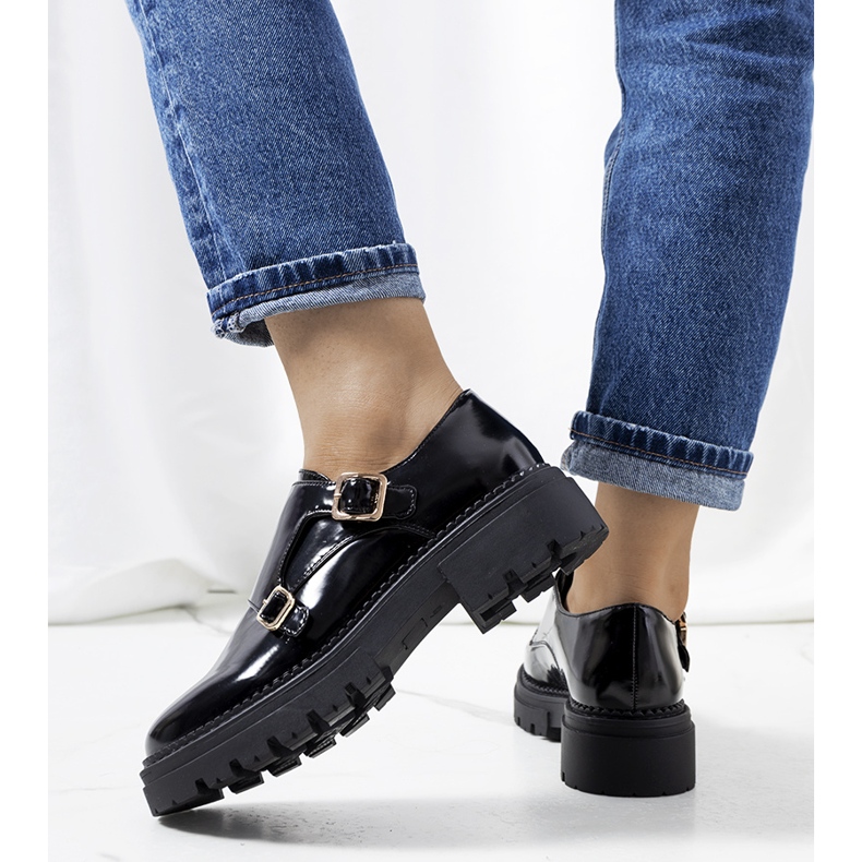 Czarne lakierowane półbuty Valks 1