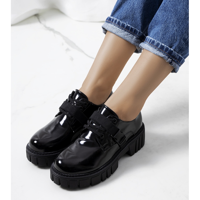 Czarne półbuty na traktorowej podeszwie Vellema 1