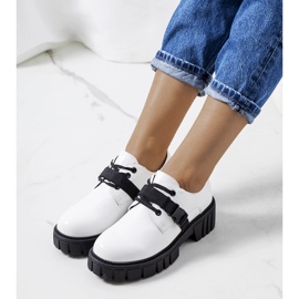 Białe półbuty na traktorowej podeszwie Marike 1