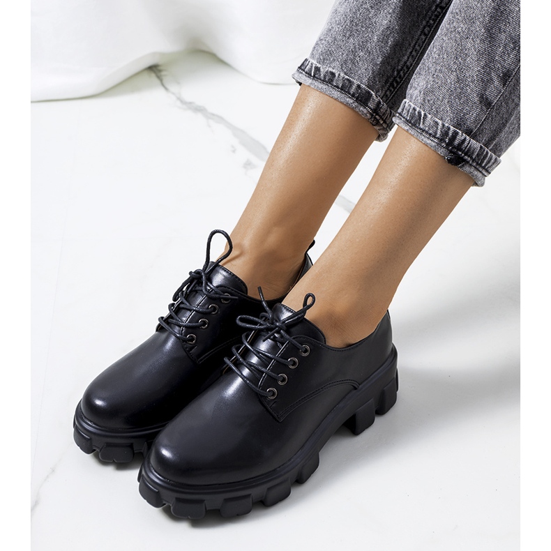 Czarne półbuty na traktorowej podeszwie Chedi 2