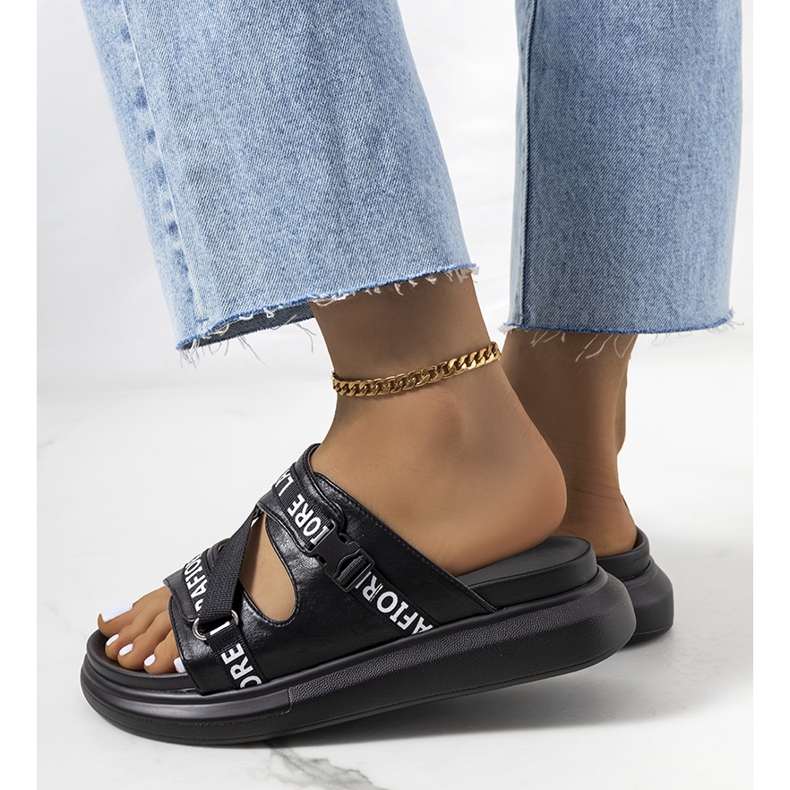 Czarne klapki na platformie 1