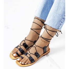 Czarne lakierowane sandały Albertis 1