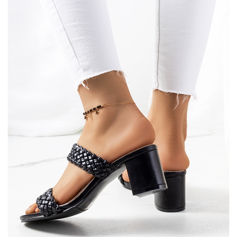 Czarne plecione klapki na słupku 1