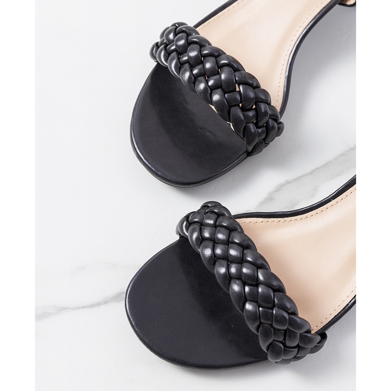 Czarne sandały na słupku Margo 1