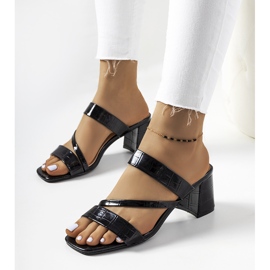 Czarne lakierowane klapki na słupku Gare 1