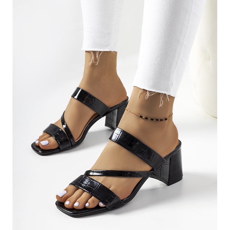 Czarne lakierowane klapki na słupku Gare 1