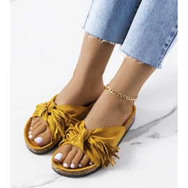 Żółte klapki z frędzlami Laderies 1