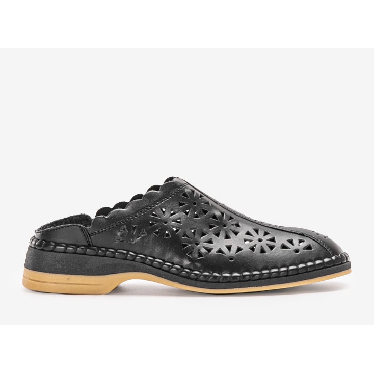 Czarne ażurowe klapki Fernandes 1