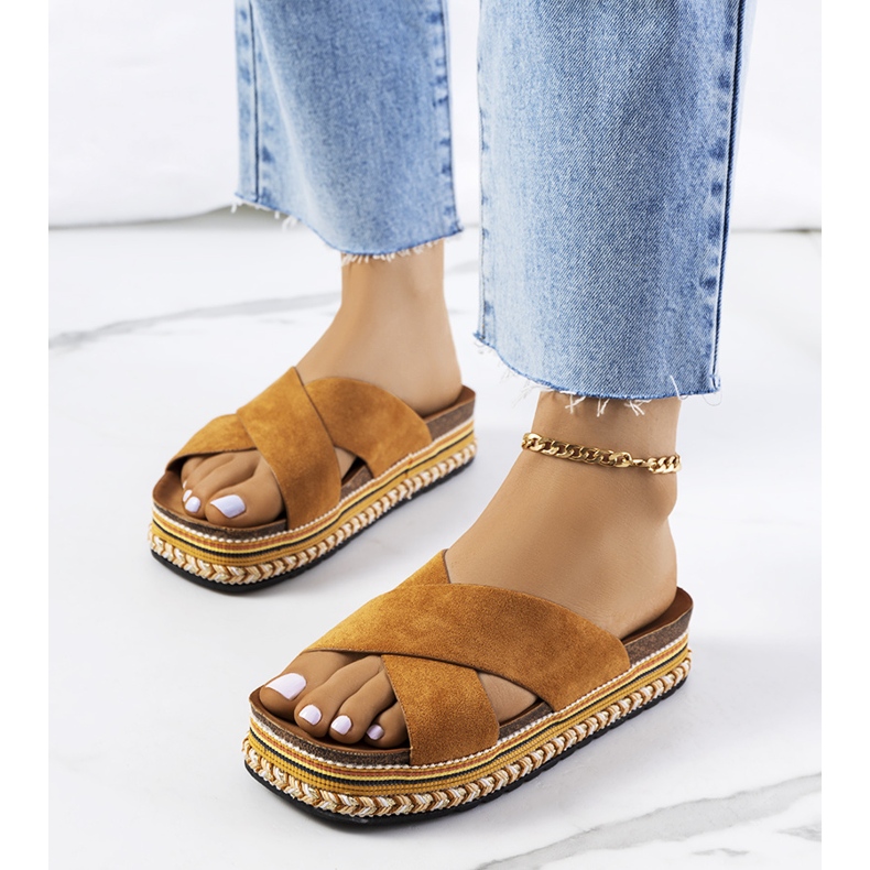 Brązowe klapki na platformie Muncho 1