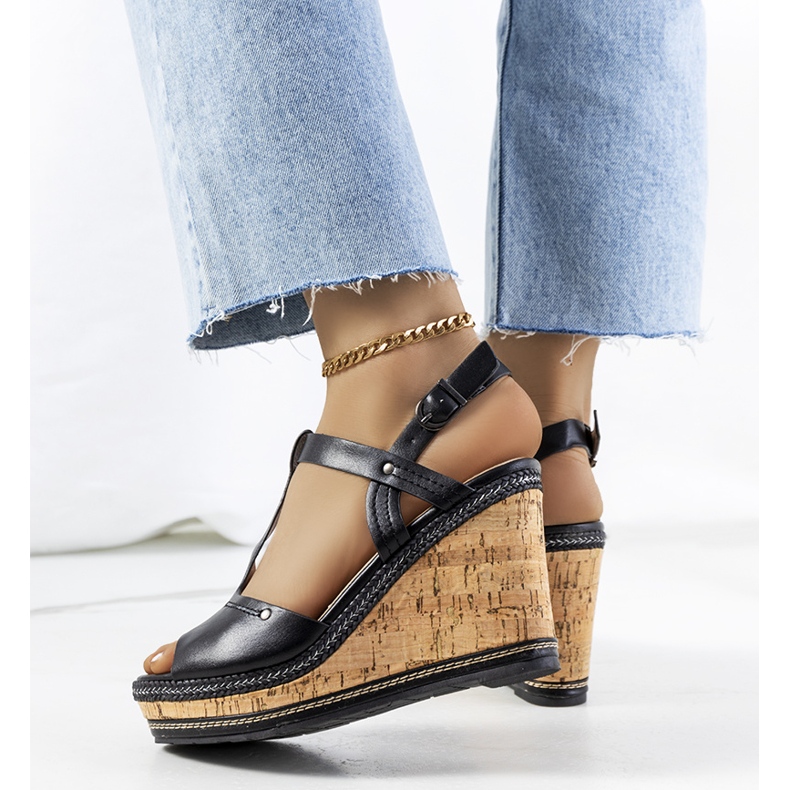 Czarne sandały na koturnie Alannah 1