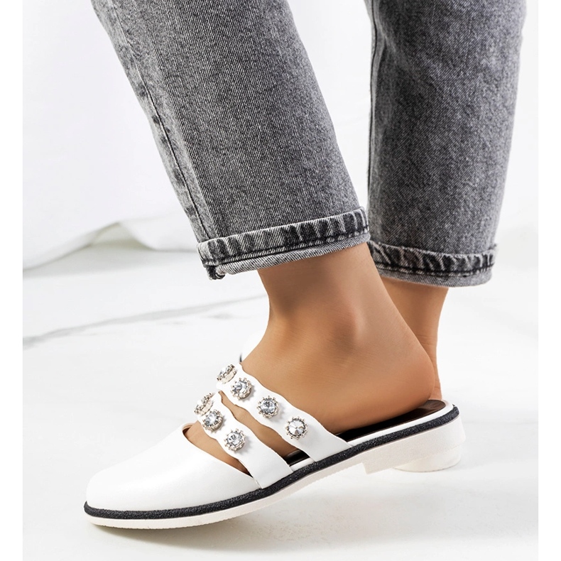 Białe klapki zdobione ćwiekami Asselt 1