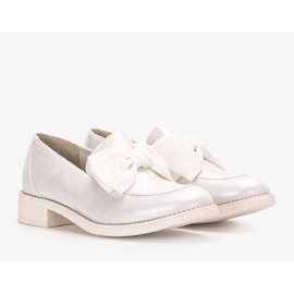 Białe półbuty z kokardką Bizier 1