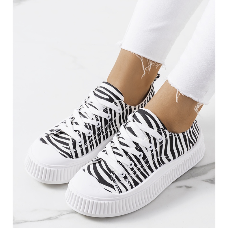 Czarno białe trampki na platformie Chovka czarne 1