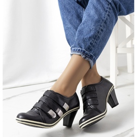 Czarne półbuty na słupku Payla 2